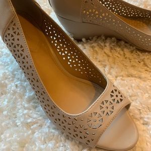 NWOT 7.5 Tan Leather “Violet & Red” Josie Wedge